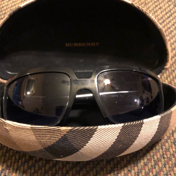Burberry Black Sunglasses And Case - Picture 2 of 8